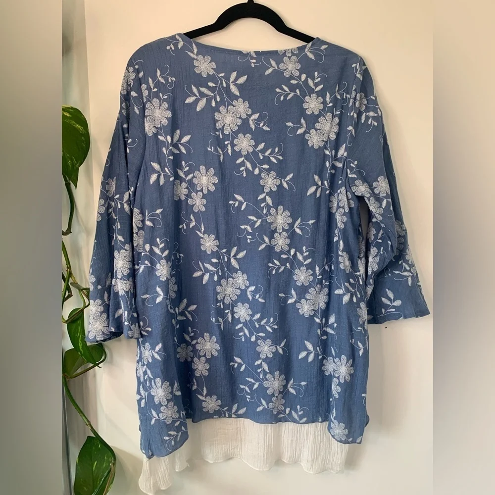 Papillon Blanc Blue and White Floral Blouse - Picture 8 of 9